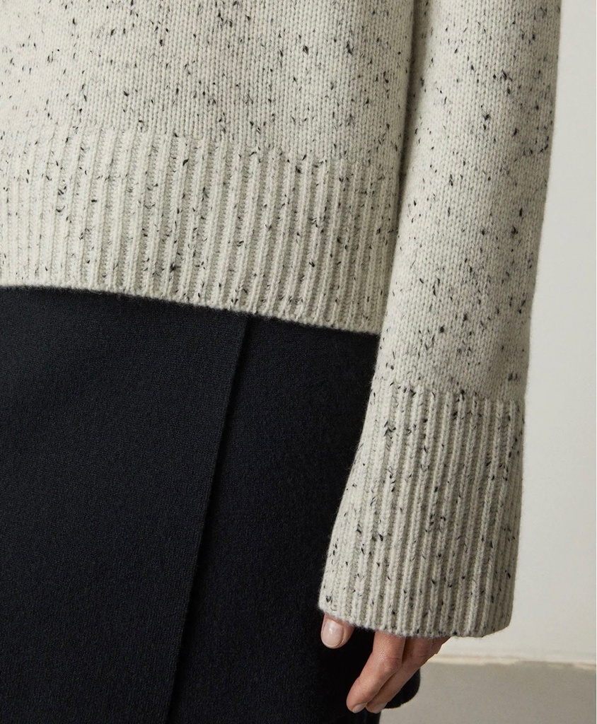 LISA YANG GROS PULL V